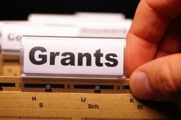 Community College Grants Guide (2026): Federal, State & Local Aid Options